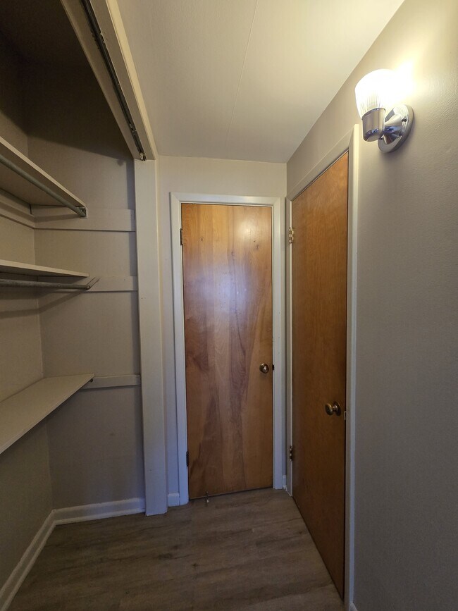 Building Photo - 517 S Vine St