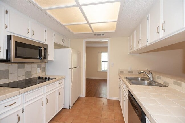 Building Photo - 1013 Ramble Creek Dr