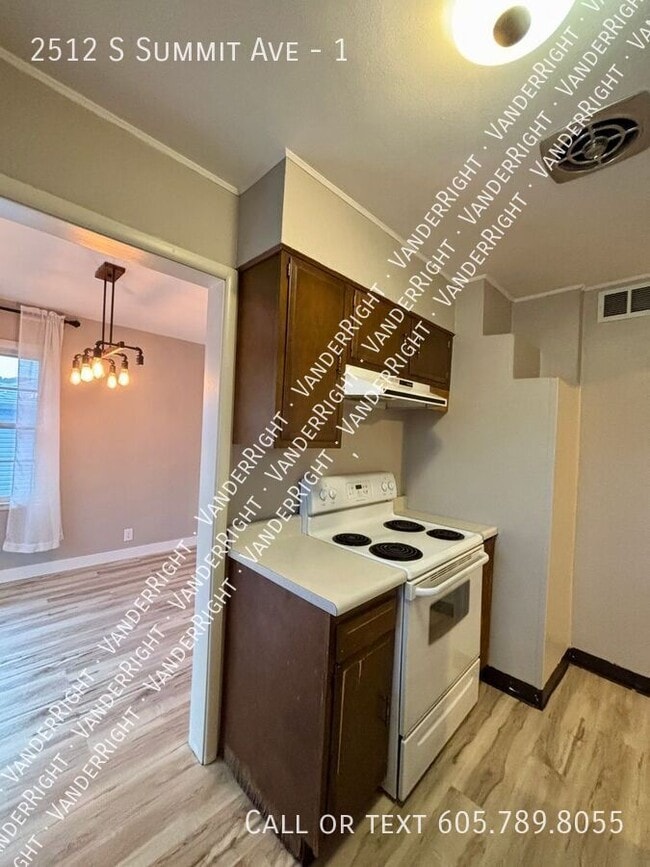 Building Photo - 2512 S Summit Ave