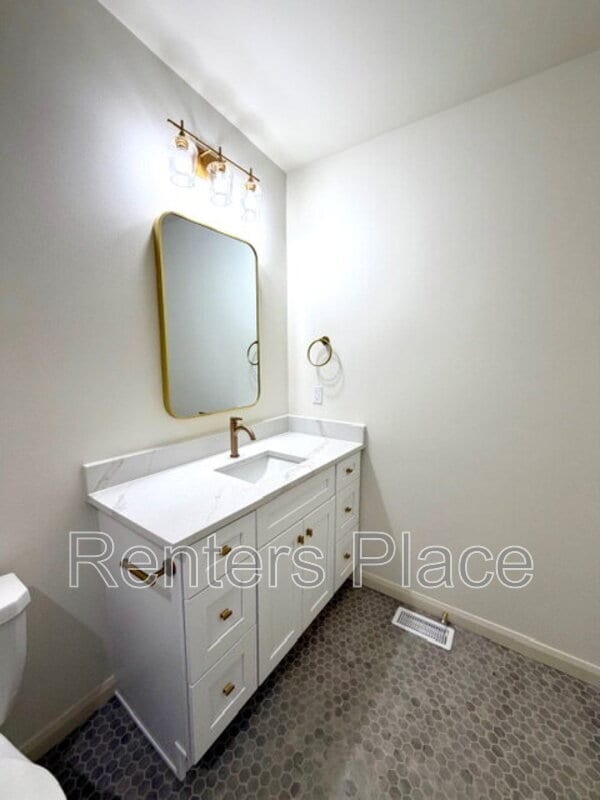 Building Photo - 1140 S Quincy Ave