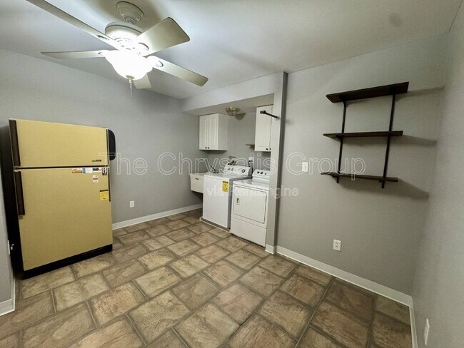 Building Photo - 141 E Walnut St