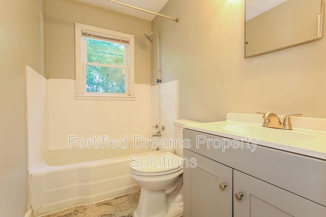 Building Photo - 1430 Marne St