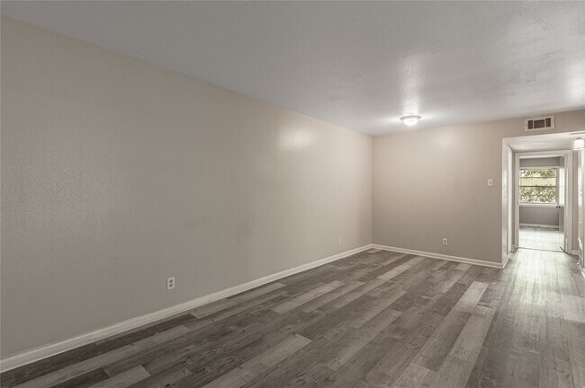 Building Photo - 818 University Ave