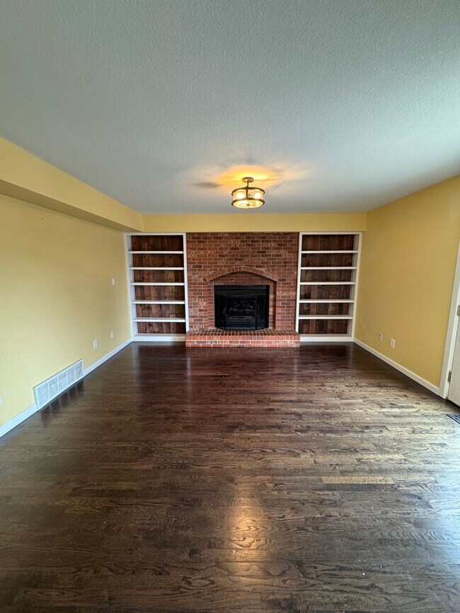 Building Photo - 5 Bedroom Home in Broadmoor Bluffs