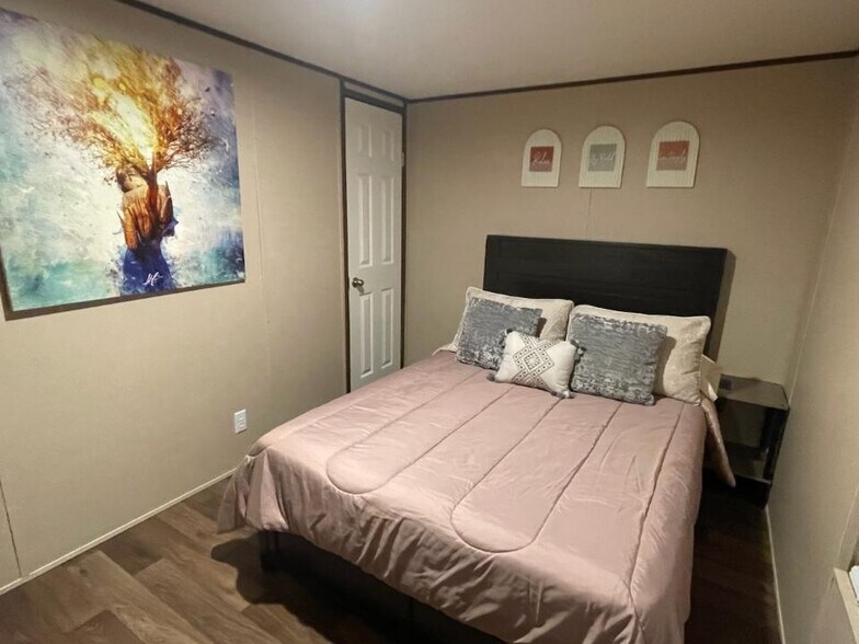 Bedroom #3 Full bed - 203 Poplar St