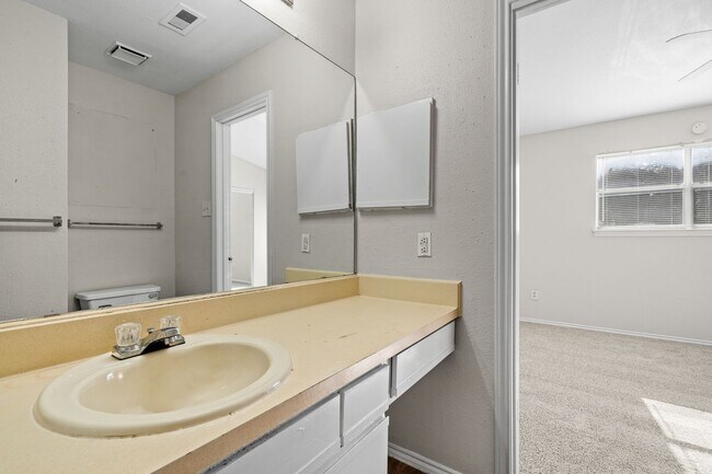Building Photo - River Crossing ATX - Townhome - 2bd/2.5ba - W/D - Close to Downtown - $1395