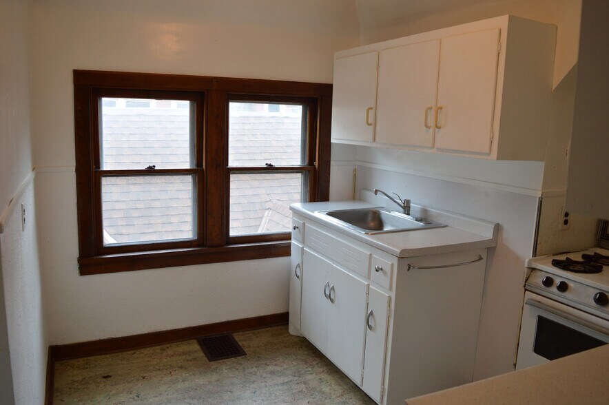 Building Photo - 16 N Broom St