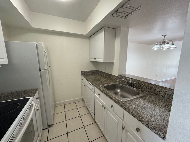 Building Photo - Lovely 2 Bedroom, 1.5 Bathroom Home in Orlando! Minutes from Top Attractions!! (Water Included!)