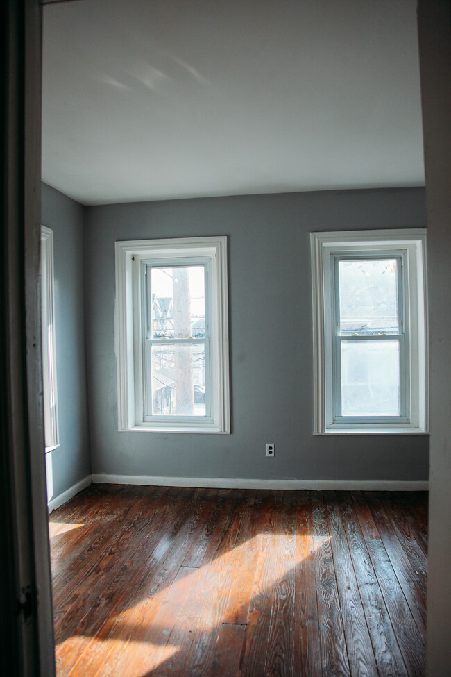 Building Photo - 1121 W Maple St