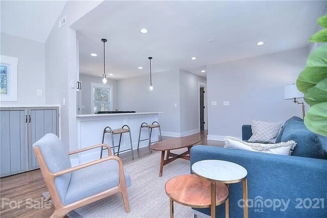 Building Photo - Remodeled 3 bed, 2 bath home in Plaza-Shamrock!