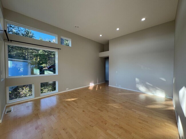 Building Photo - Breathtaking views of Chuckanut Bay!!