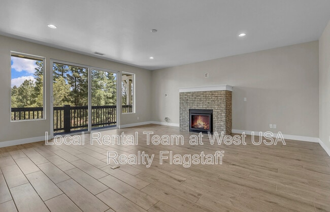 Building Photo - 781 N Forest View Dr