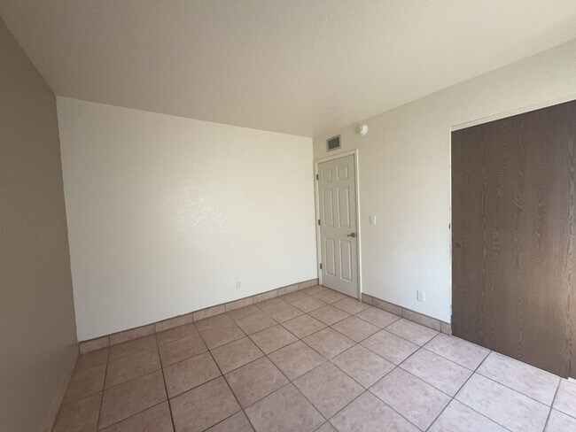 Building Photo - Available now! 2 Bedroom Condo!!!