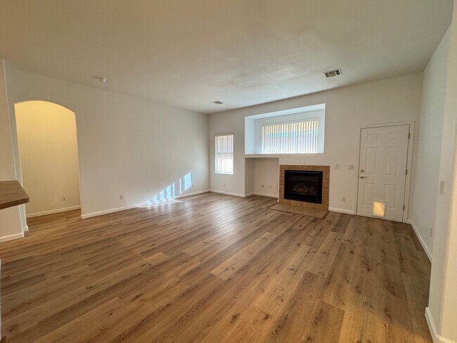 Building Photo - 3 Bed/2 Bath House with Boat Deep 3 Car Garage