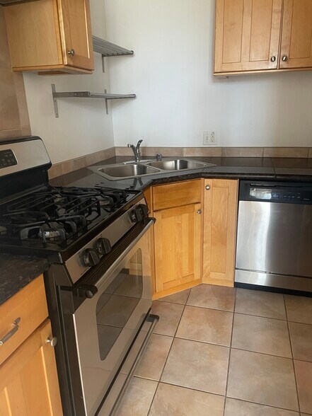 Building Photo - 426 27th St