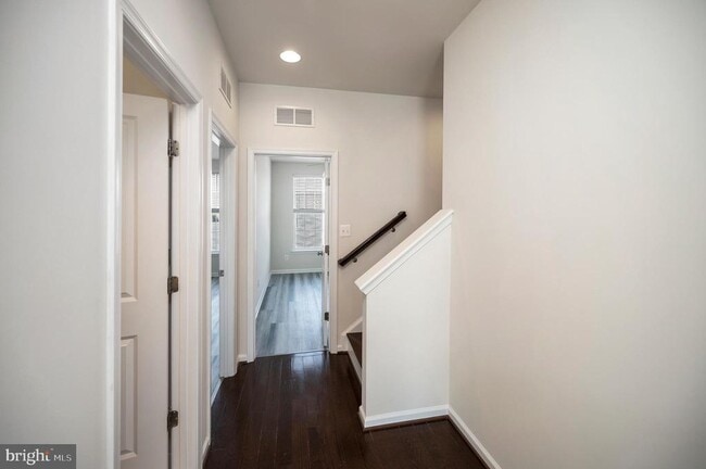 Building Photo - 208 Freesia Ln