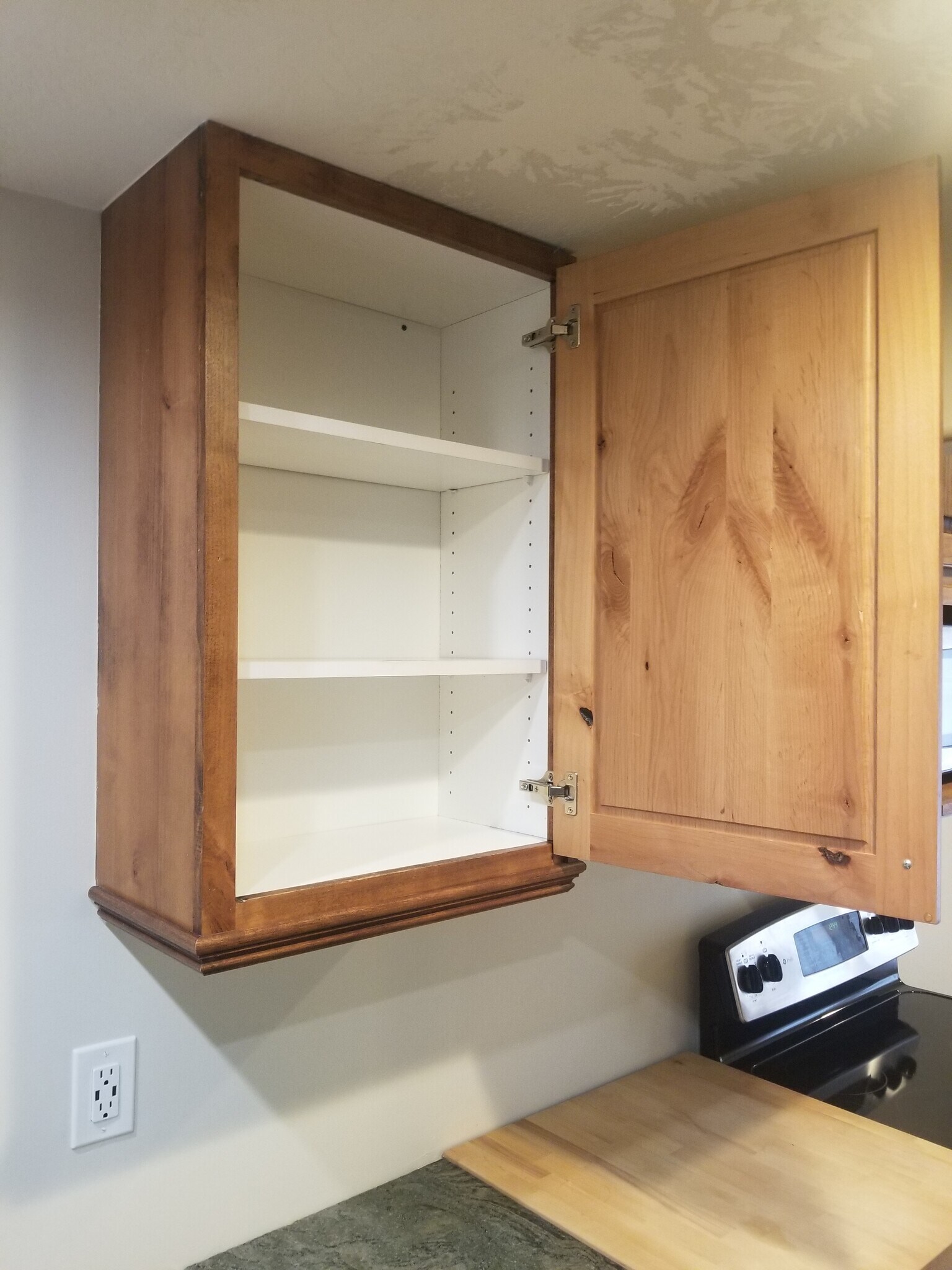 Kitchen Cabinet (Center) - 39 N Archmore St