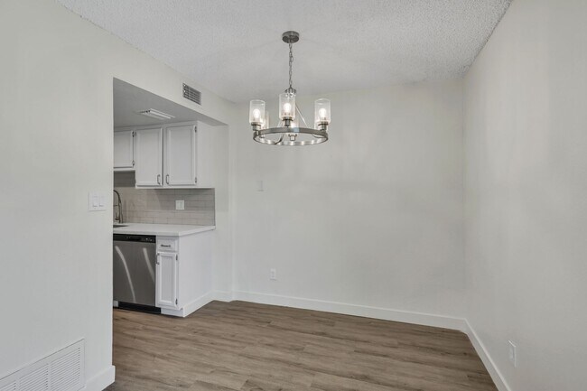 Building Photo - 3-1