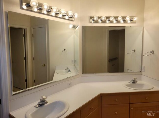Building Photo - Charming 4-Bedroom Home in Eagle - Lawn Ca...