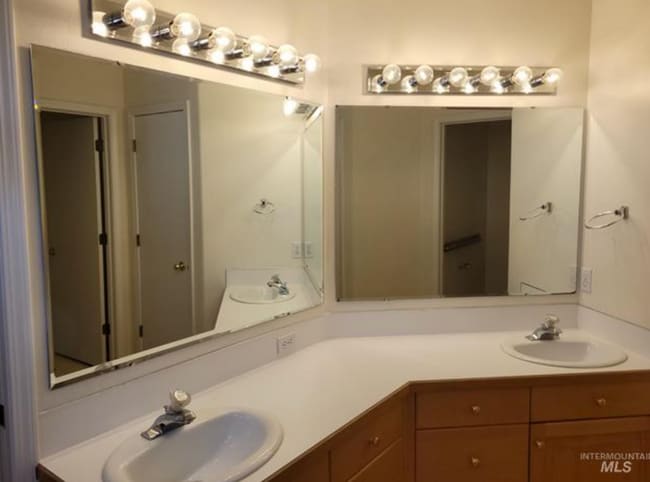 Building Photo - Charming 4-Bedroom Home in Eagle - Lawn Care Included!