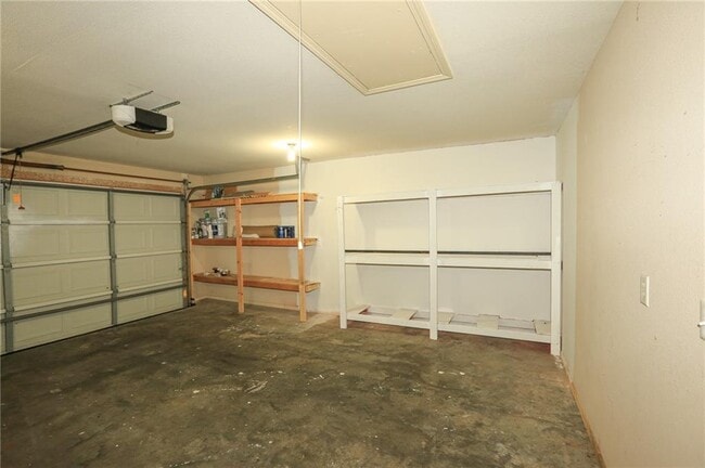 Building Photo - 900 SW River Rock St