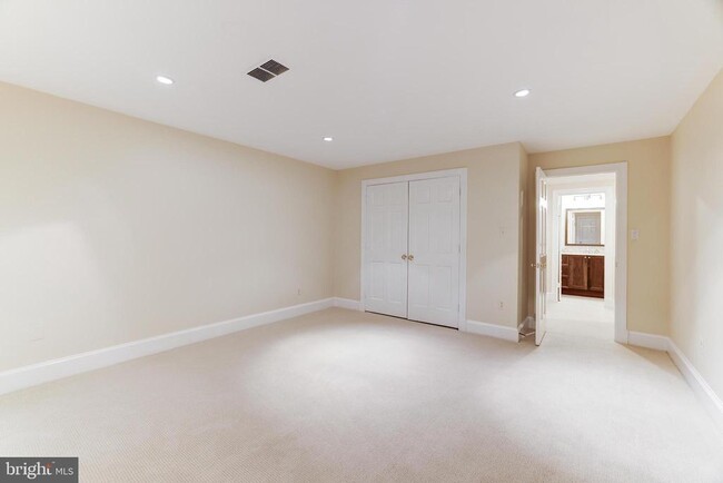 Building Photo - 8001 Greenwich Woods Dr