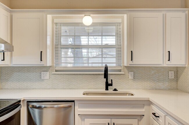 Building Photo - 206 Del Mar Dr