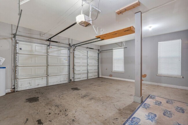 Building Photo - Richmond Hill Beauty: 4-Bedroom Home with Stunning Lagoon Views!