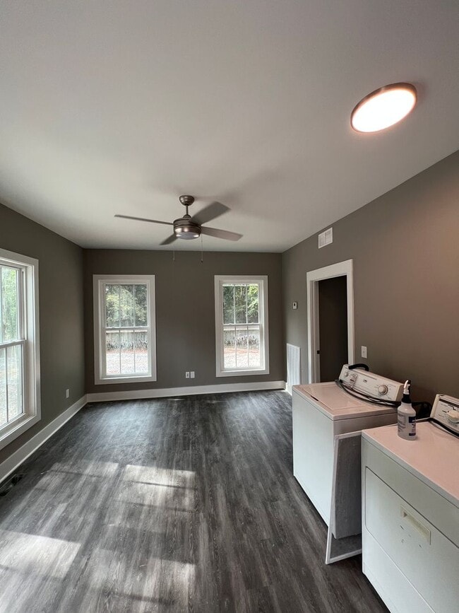 Building Photo - 1327 Park St