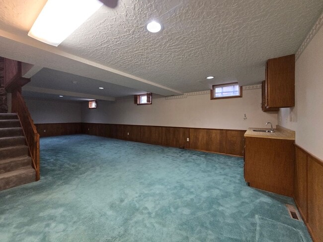Building Photo - Large 5 Bed, 3 Bath House