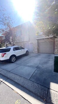 Building Photo - 3 Bedroom/2.5 Bathroom Condo in Riverton