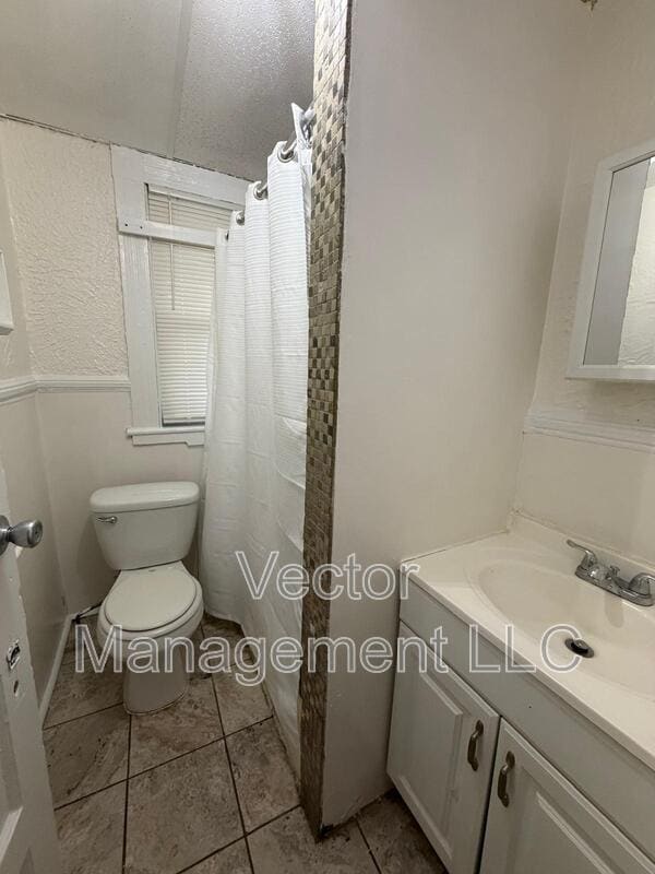 Building Photo - 116 Rennell St