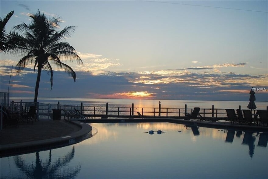 Building Photo - 5132 Beach Dr