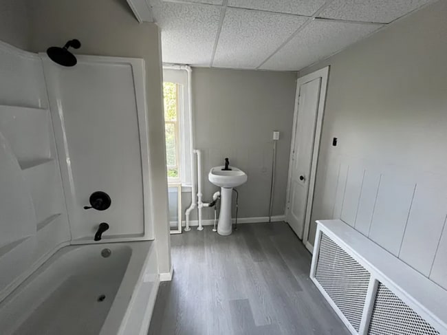 Building Photo - This beautifully remodeled single-family r...