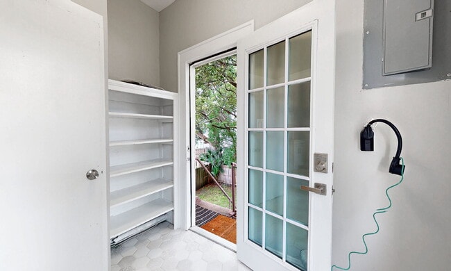 Building Photo - Stunning Upstairs 2-Bed, 1-Bath, Kitchen, ...