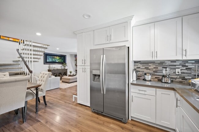 Building Photo - 3 bed 2 bath move-in ready unit.