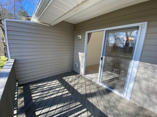 Building Photo - 165 Farm Ln