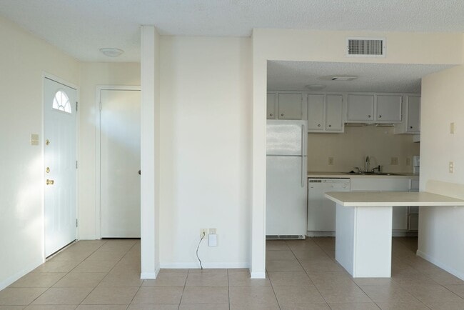 Building Photo - 128 Hayter St