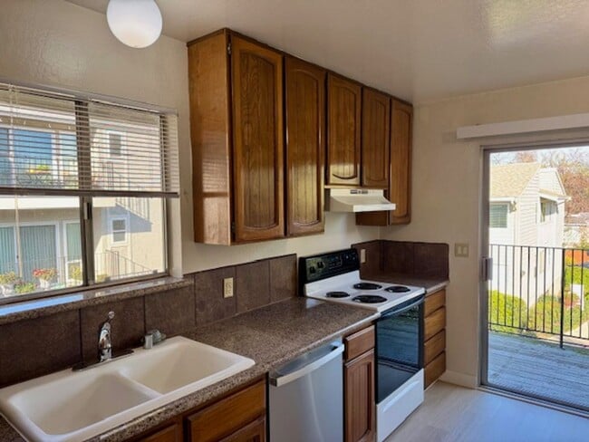 Building Photo - Upper level 2 bedroom 2 bath condo, laundry in unit!