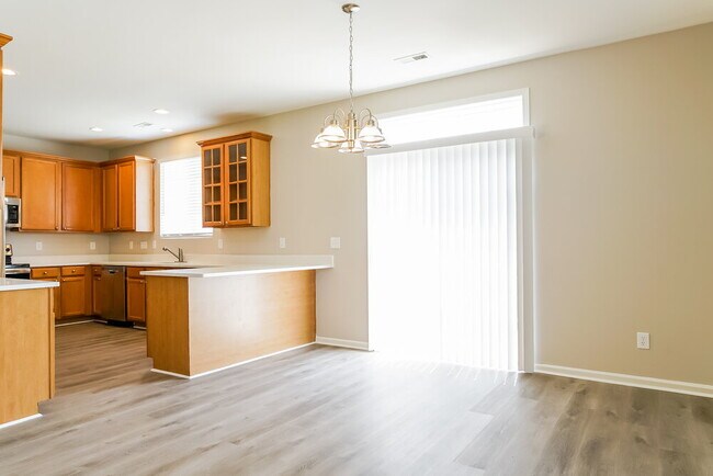 Building Photo - 5200 Tant Cir