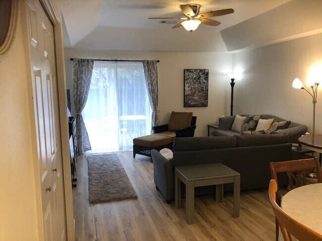 Building Photo - 525 Primrose Dr