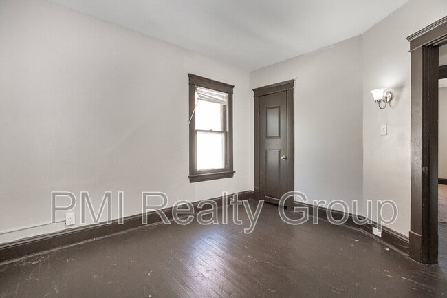 Building Photo - 476 E 108th St