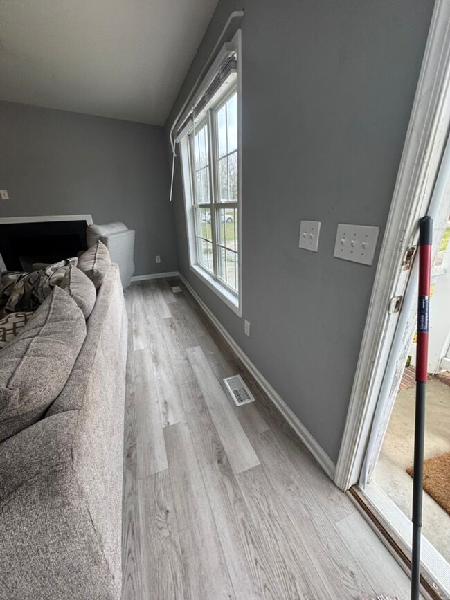 Building Photo - Graham Ave Duplex