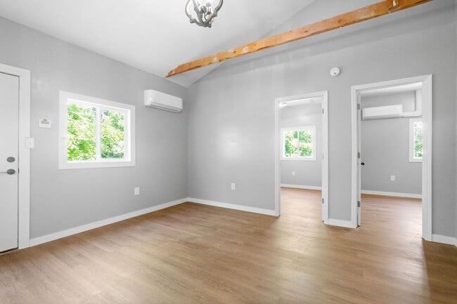 Building Photo - OWNER  PAYS UITLITES!!!