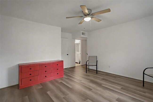 Building Photo - 357 N Post Oak Ln