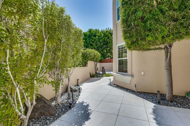 Building Photo - Beautiful and spacious 3 bedroom 2.5 bath ...