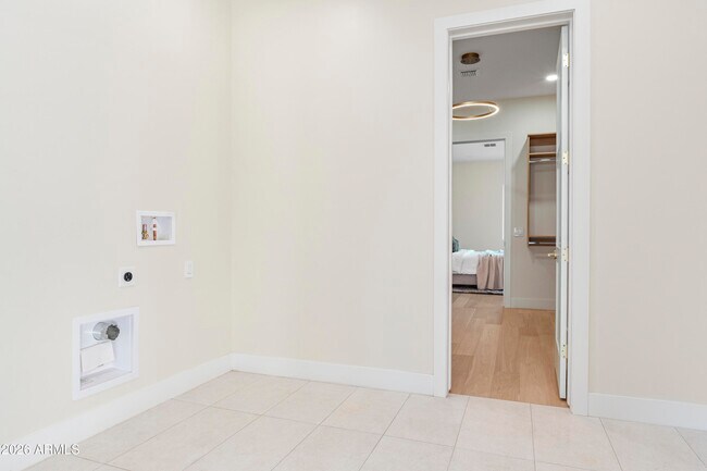 Building Photo - 5540 E Dahlia Dr