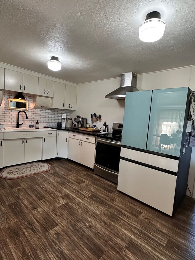 Building Photo - Charming 3 Bedroom 2 Bath home in White Sa...