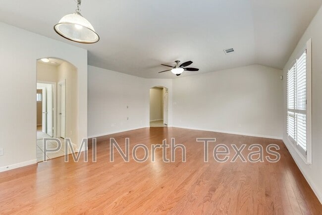 Building Photo - 2404 Sun Creek Dr