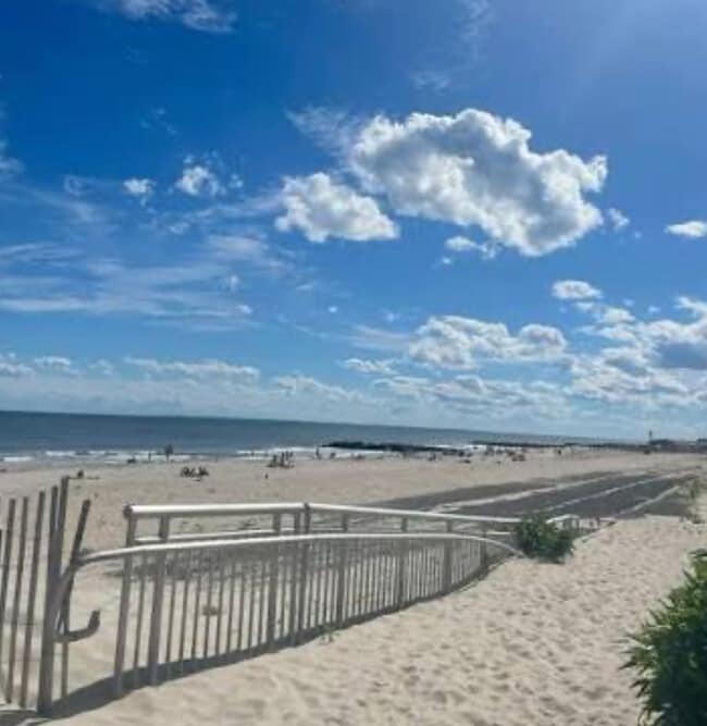 Building Photo - 2-27R-27 Beach 99th St